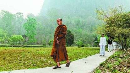 הבודהה אומר לנו: הגוף הזה הוא לא אתה. ויפאסאנה. | שאטרסטוק