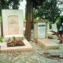 פוליאמוריה איננה רעיון חדש. ברל כצנלסון קיים מערכת יחסים שכזו עם שתי חברות: שרה שמוקלר ולאה מרון. קבריהם של ברל ושתי בנות זוגו | חני, קלוגר זולטן, לע"מ