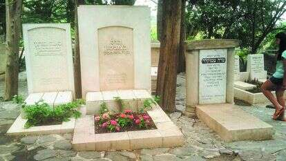 פוליאמוריה איננה רעיון חדש. ברל כצנלסון קיים מערכת יחסים שכזו עם שתי חברות: שרה שמוקלר ולאה מרון. קבריהם של ברל ושתי בנות זוגו | חני, קלוגר זולטן, לע"מ פוליאמוריה איננה רעיון חדש. ברל כצנלסון קיים מערכת יחסים שכזו עם שתי חברות: שרה שמוקלר ולאה מרון. קבריהם של ברל ושתי בנות זוגו | חני, קלוגר זולטן, לע"מ