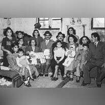 ביקורת חריפה על יחס המדינה אל העולים, המזרחיים ואנשי המעברות. משפחה מעיראק במחנה העולים בית ליד. אב המשפחה מחזיק המחאה מהממשלה על סך 100 לירות, המוענקת למשפחות בנות 10 נפשות ומעלה. | דוד אלדן, לע"מ