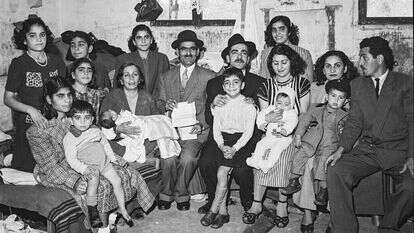 ביקורת חריפה על יחס המדינה אל העולים, המזרחיים ואנשי המעברות. משפחה מעיראק במחנה העולים בית ליד. אב המשפחה מחזיק המחאה מהממשלה על סך 100 לירות, המוענקת למשפחות בנות 10 נפשות ומעלה. | דוד אלדן, לע"מ