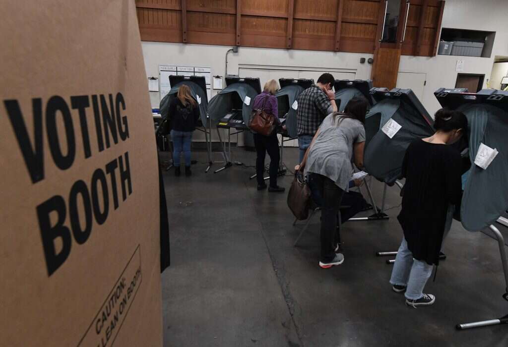 בוחרים מצביעים בקליפורניה בבחירות האמצע של 2018. | AFP