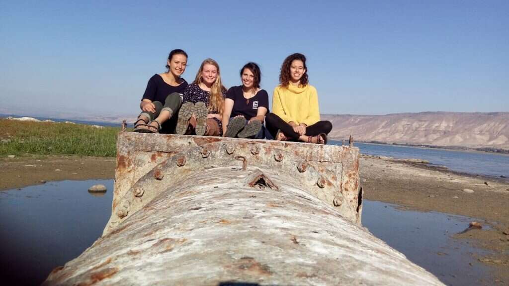 (מימין לשמאל): זהבה גולדברג, אורי ז"ל, אמנה ארנרייך ותאיר בירן בטיול בכנרת. | באדיבות המצולמות