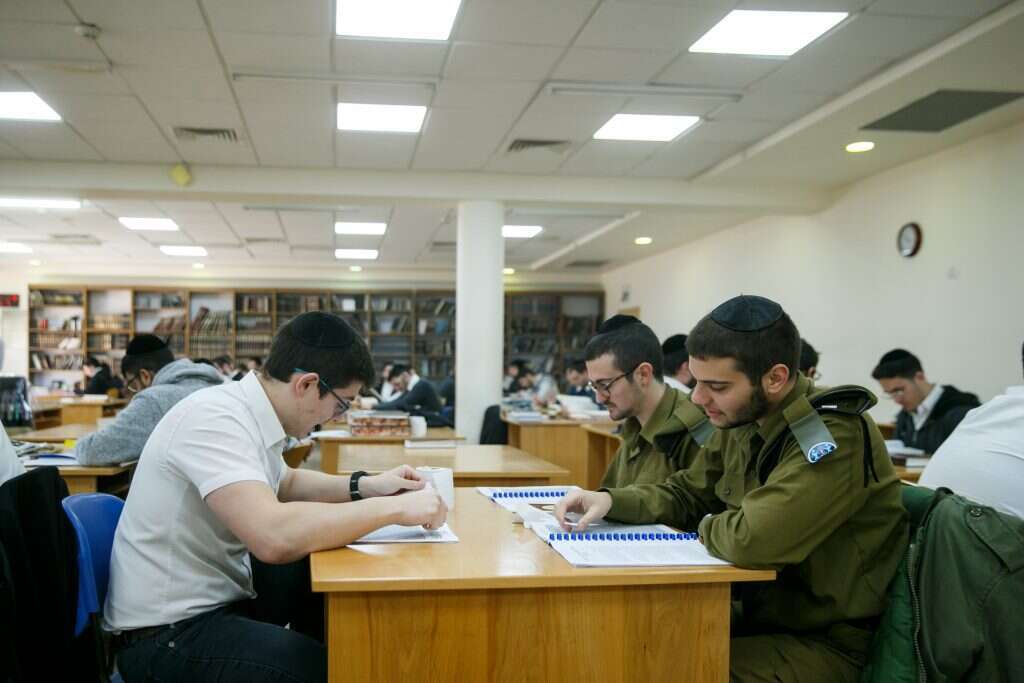 תלמידי ישיבת דרך החיים. | לירון מולדובן