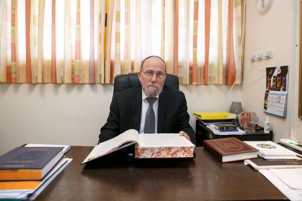 להתחבר לעולם הזה. הרב כרמי גרוס. | לירון מולדובן