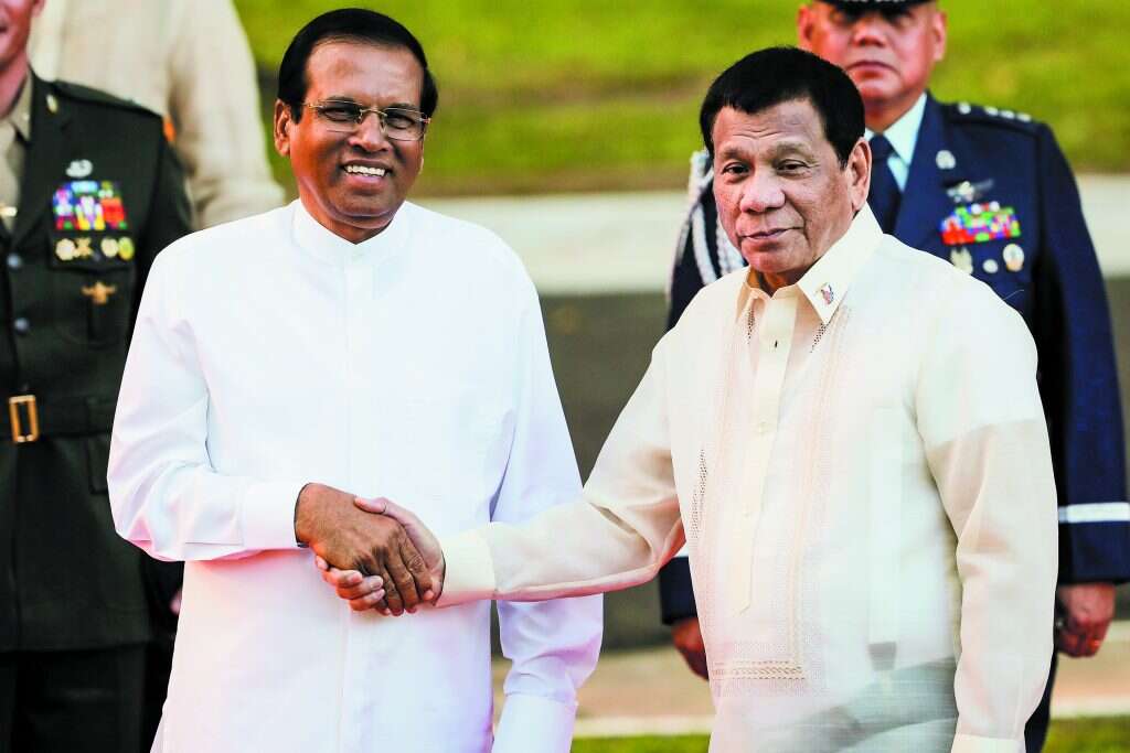 נשיא סרי לנקה סיריסנה (משמאל) עם נשיא הפיליפינים דוטרטה. | EPA