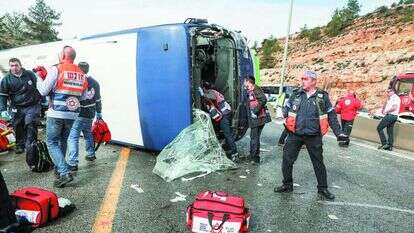 זירת התהפכות האוטובוס ליד בית חורון. | מרים צחי