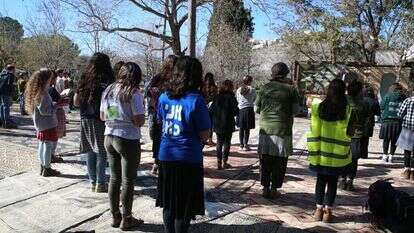 בני נוער בעין יעל מתפללים לעילוי נשמתה של אורי אנסבכר ז"ל. | מרים צחי