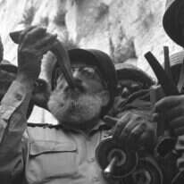 הרב הכהן עם הרב גורן בכותל עם שחרור העיר העתיקה. | דוד רובינגר - לע"מ