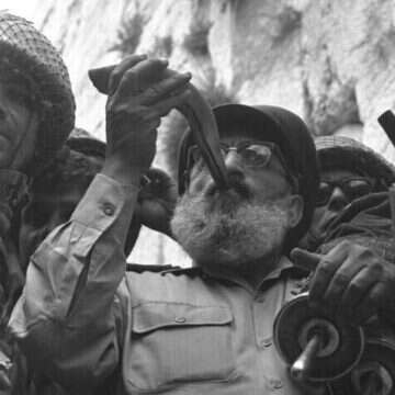 הרב הכהן עם הרב גורן בכותל עם שחרור העיר העתיקה. | דוד רובינגר - לע"מ הרב הכהן עם הרב גורן בכותל עם שחרור העיר העתיקה. | דוד רובינגר - לע"מ