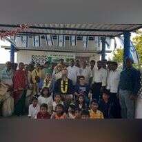 הרב בירנבוים עם חברי קהילת בני אפרים. | עצמי