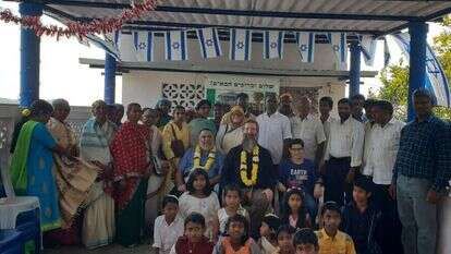 הרב בירנבוים עם חברי קהילת בני אפרים. | עצמי