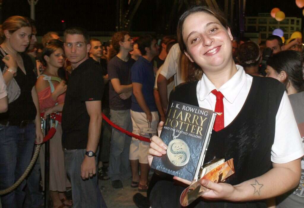 "אני הייתי הראשונה לשים את היד על 'הארי פוטר' בבולוניה". מעריצי הארי פוטר ממתינים לתחילת מכירת הספר השביעי בסדרה מחוץ לחנות ספרים בתל אביב, 2007. | רוני שוצר, פלאש 90