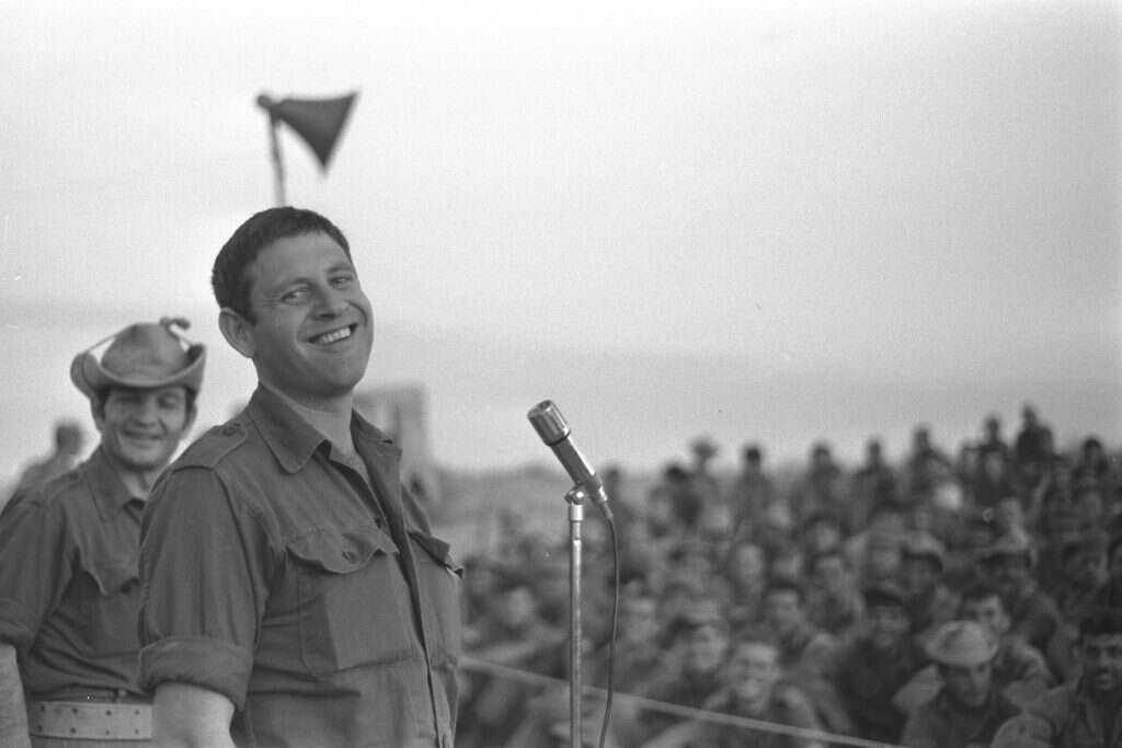 זוהר בהופעה בפני חיילים, 1967. | לע"מ