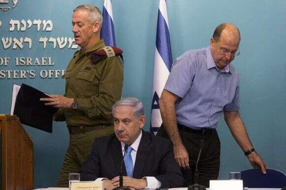 נתניהו, גנץ ויעלון במסיבת העיתונאים לסיכום מבצע צוק איתן. | יונתן זינדל, פלאש 90