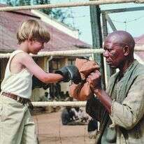 משכים קום כדי להגיע לכלא וללמוד את אמנות האגרוף. מתוך הסרט "כוחו של אחד", 1992. | קייט המשייר, גטי אימג'ס