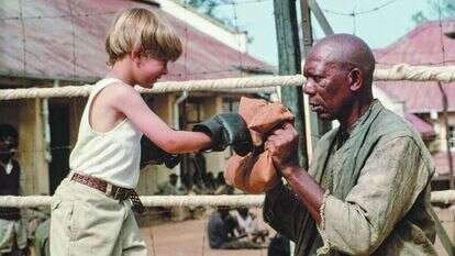 משכים קום כדי להגיע לכלא וללמוד את אמנות האגרוף. מתוך הסרט "כוחו של אחד", 1992. | קייט המשייר, גטי אימג'ס