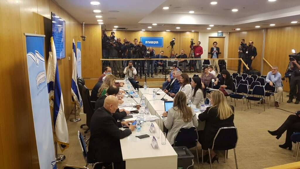 אורלי לוי-אבקסיס בהגשת רשימתה לוועדת הבחירות. | שירית אביטן כהן