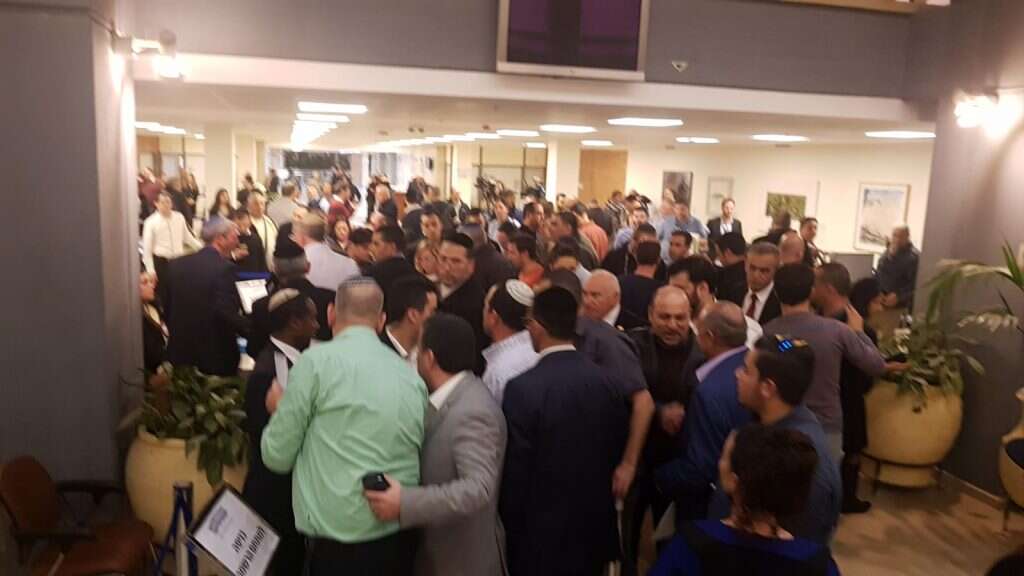 מחוץ לוועדת הבחירות המרכזית בכנסת. | שירית אביטן כהן