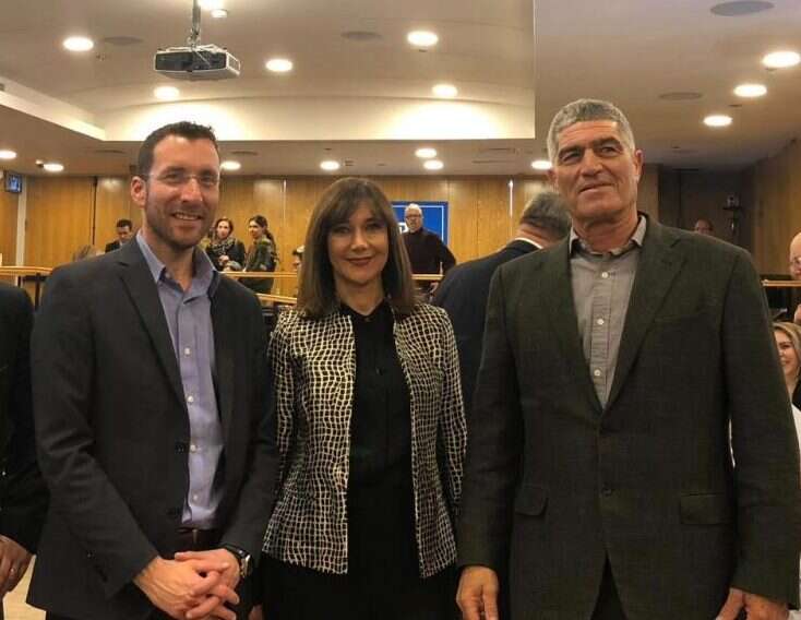 האלוף במיל׳ טל רוסו, ח״כ רויטל סויד, יו״ר הסיעה ח״כ איציק שמולי ומזכ״ל מפלגת העבודה ערן חרמוני בהגשת הרשימות. | דוברות מפלגת העבודה