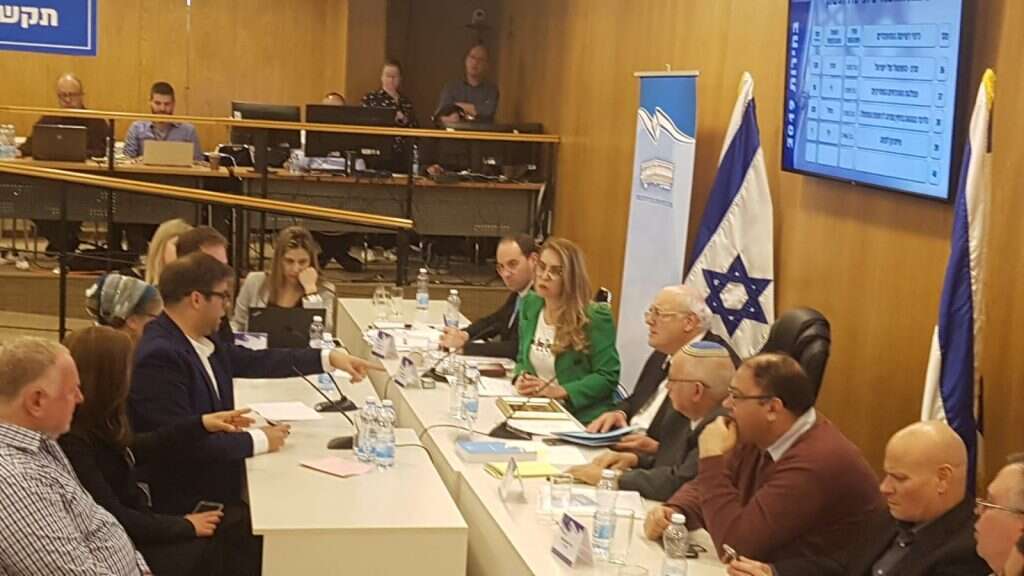 אורן חזן מגיש רשימה. | שירית אביטן כהן