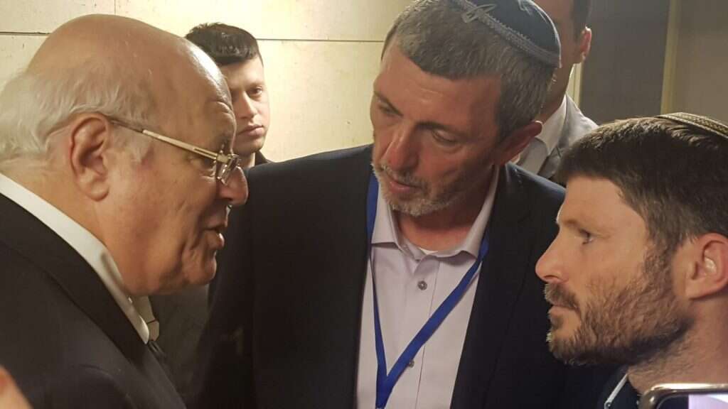 יו"ר ועדת הבחירות השופט מלצר עם הרב פרץ וסמוטריץ'. | שירית אביטן כהן