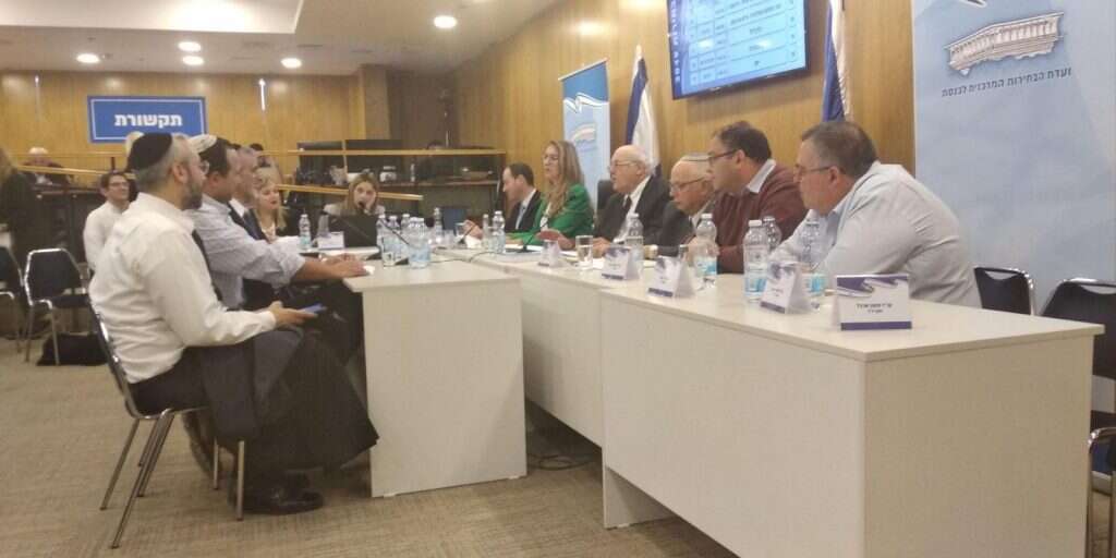 אלי ישי מגיש את רשימתו לוועדת הבחירות. | שירית אביטן כהן