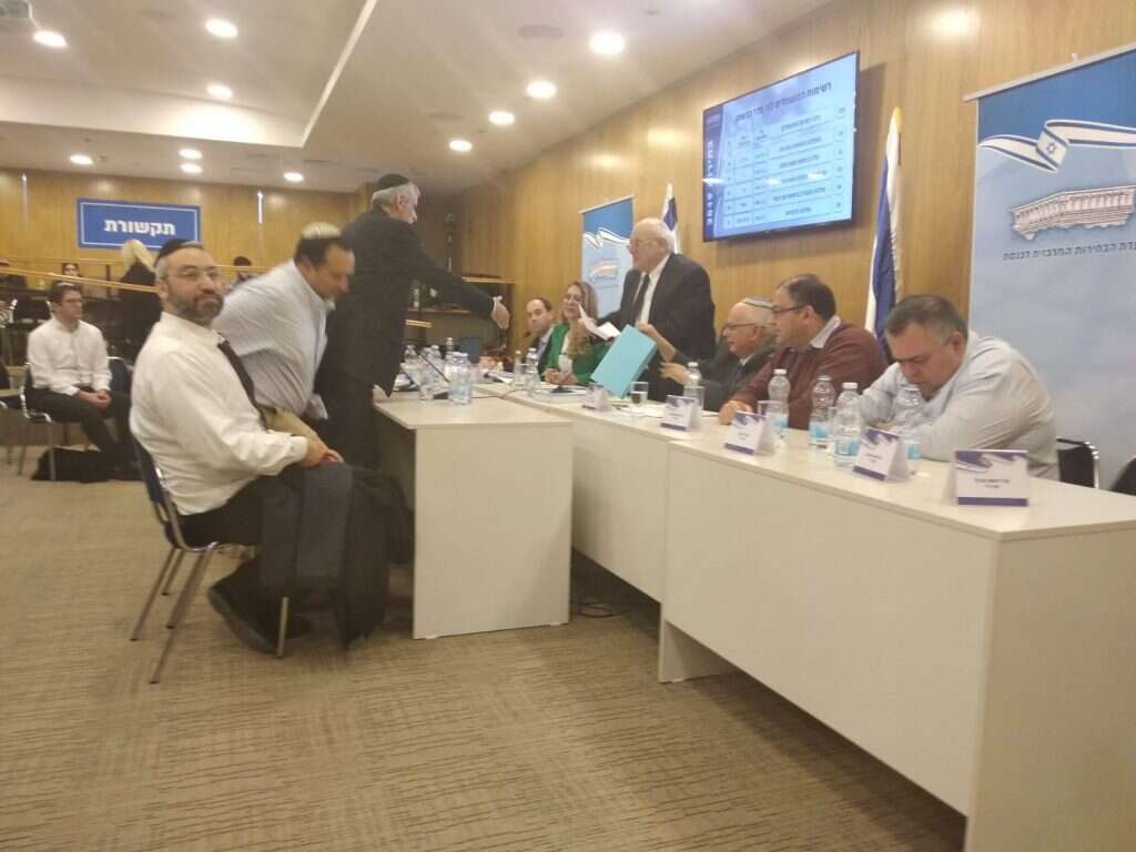 אלי ישי מגיש את רשימתו לוועדת הבחירות. | שירית אביטן כהן