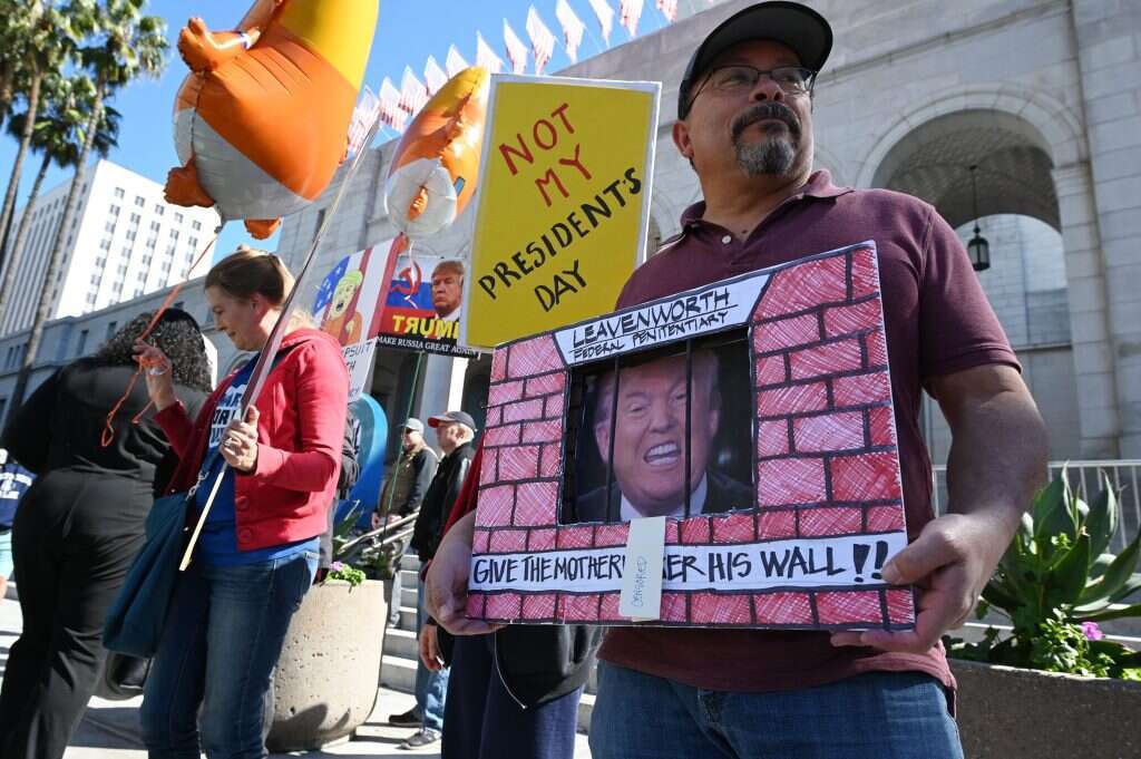 מחאה נגד בניית החומה. | AFP מחאה נגד בניית החומה. | AFP