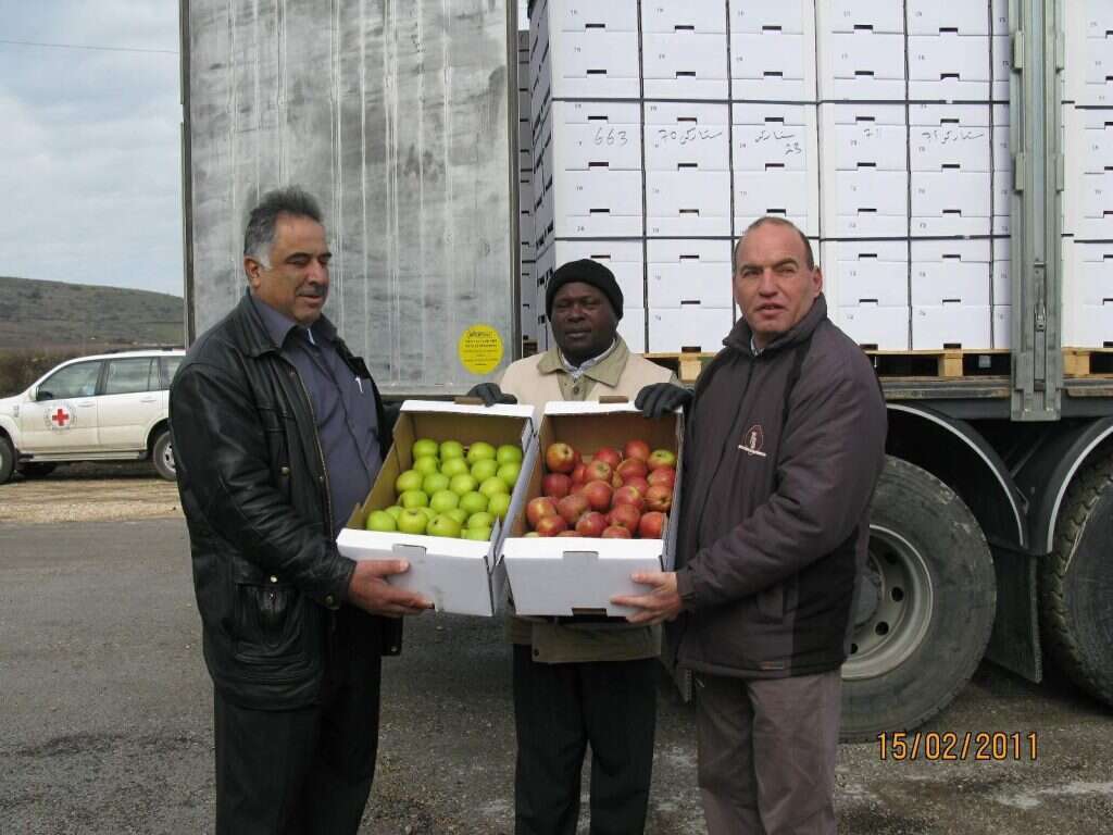 העברת תפוחים מהגולן לסוריה. | רם שדמון העברת תפוחים מהגולן לסוריה. | רם שדמון