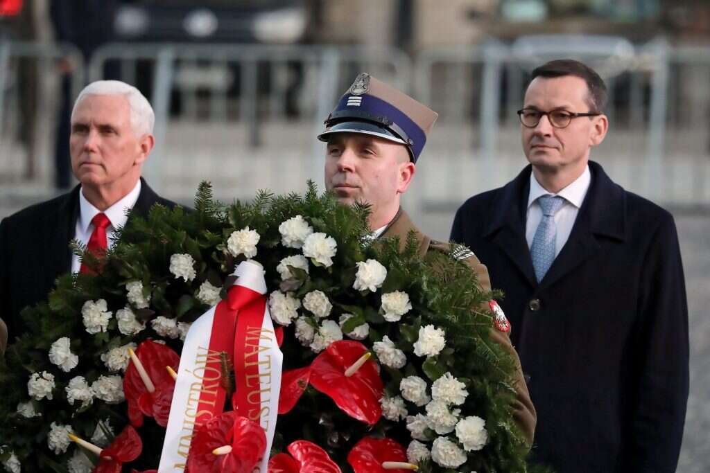 ראש ממשלת פולין וסגן נשיא ארה"ב מניחים זר באנדרטה לזכר מרד גטו ורשה. | EPA ראש ממשלת פולין וסגן נשיא ארה"ב מניחים זר באנדרטה לזכר מרד גטו ורשה. | EPA