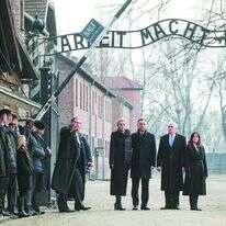 סגן נשיא ארצות הברית מייק פנס בשערי אושוויץ, לפני שבוע. | גטי אימג'ס