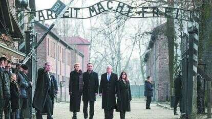 סגן נשיא ארצות הברית מייק פנס בשערי אושוויץ, לפני שבוע. | גטי אימג'ס סגן נשיא ארצות הברית מייק פנס בשערי אושוויץ, לפני שבוע. | גטי אימג'ס