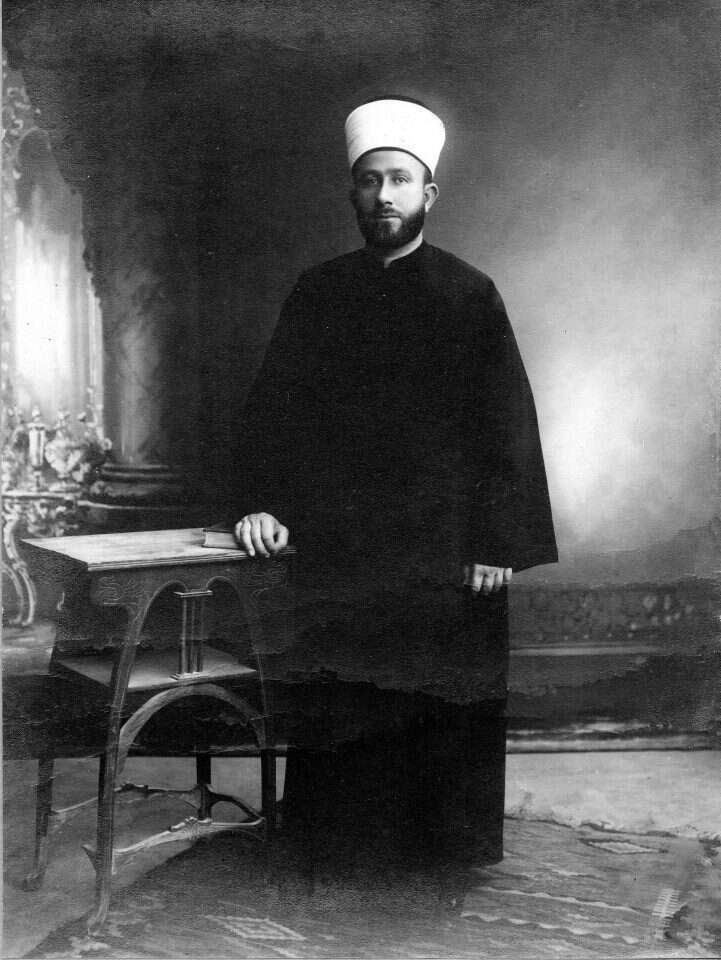 המופתי חאג' אמין אל חוסייני. | לע"מ