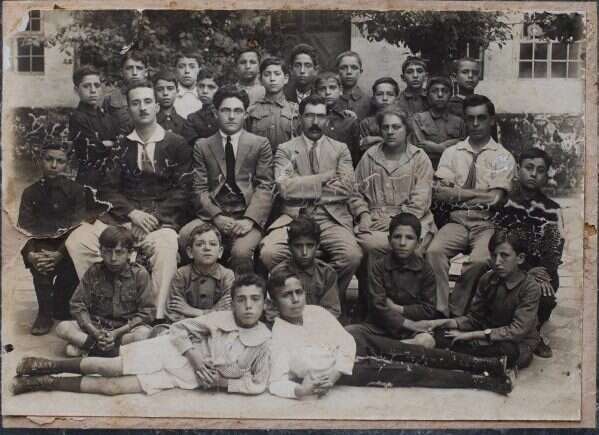 המחנך יהודה בורלא וכאמל ארזי בבית הספר לבנים בדמשק