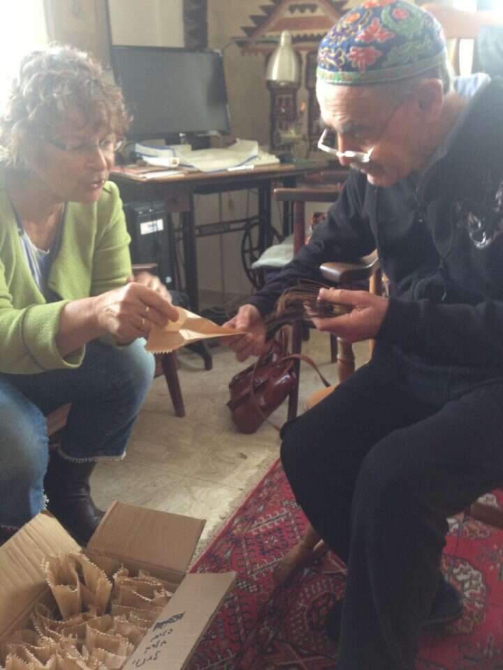 סגירת מעגל. נעמי אביב־רגולסקי מראה למתתיה זרעים שאסף וקיבלו חיים חדשים סגירת מעגל. נעמי אביב־רגולסקי מראה למתתיה זרעים שאסף וקיבלו חיים חדשים