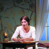 ג'ולי ריצ'רדסון משחקת את דמותה של אמילי דיקינסון בהצגה "היפהפייה של אמהרסט", 2014. | גטי אימג'ס