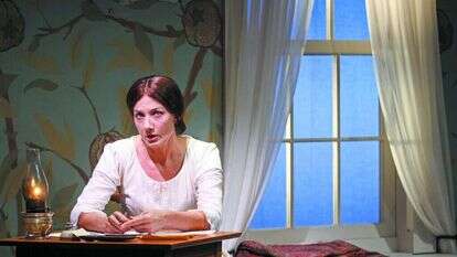 ג'ולי ריצ'רדסון משחקת את דמותה של אמילי דיקינסון בהצגה "היפהפייה של אמהרסט", 2014. | גטי אימג'ס