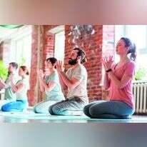 קורס יוגה. | שאטרסטוק