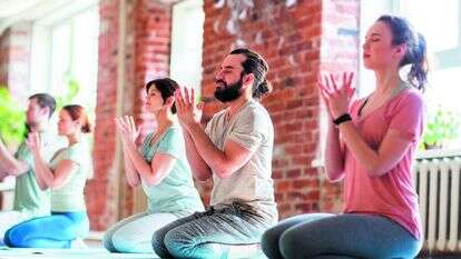 קורס יוגה. | שאטרסטוק