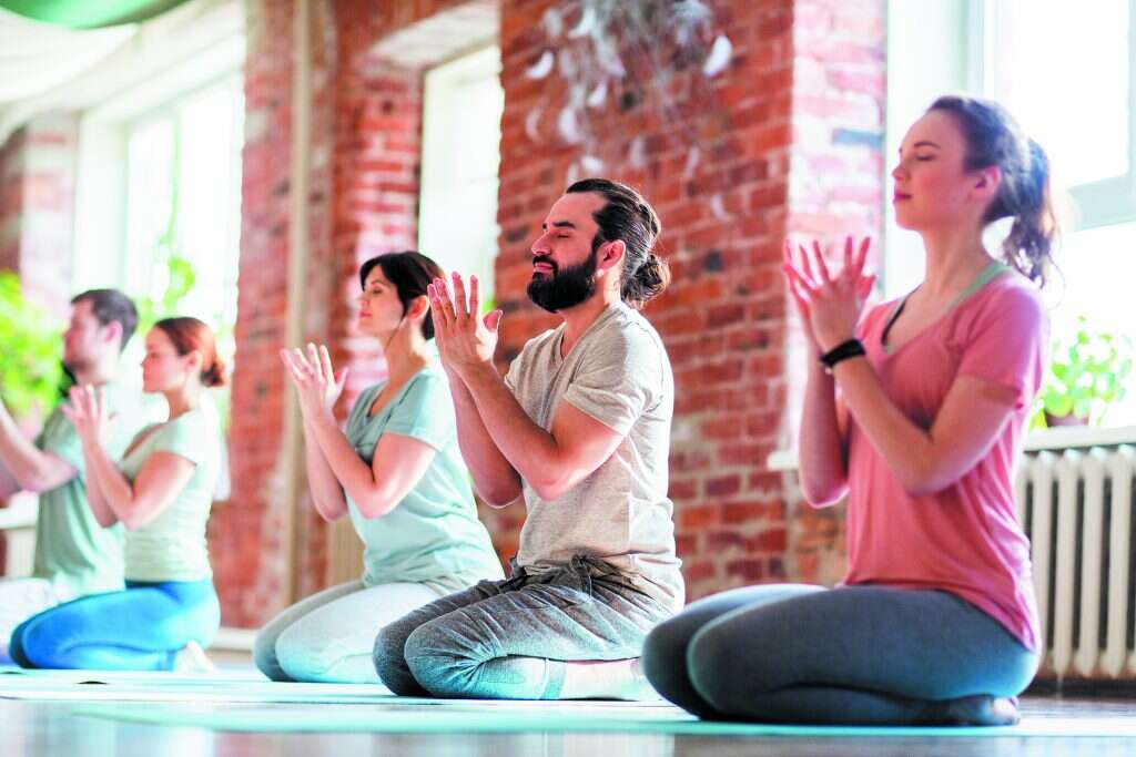 קורס יוגה. | שאטרסטוק