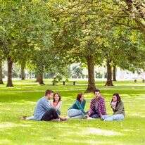 סטודנטים בקמפוס. | שאטרסטוק