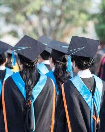 "כולנו נצטרך לתת את הדעת על השאלה מה נדרש ללמוד בעידן שאחרי הדפוס". סטודנטים בטקס קבלת תואר. | שאטרסטוק "כולנו נצטרך לתת את הדעת על השאלה מה נדרש ללמוד בעידן שאחרי הדפוס". סטודנטים בטקס קבלת תואר. | שאטרסטוק