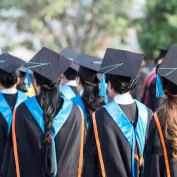 "כולנו נצטרך לתת את הדעת על השאלה מה נדרש ללמוד בעידן שאחרי הדפוס". סטודנטים בטקס קבלת תואר. | שאטרסטוק "כולנו נצטרך לתת את הדעת על השאלה מה נדרש ללמוד בעידן שאחרי הדפוס". סטודנטים בטקס קבלת תואר. | שאטרסטוק