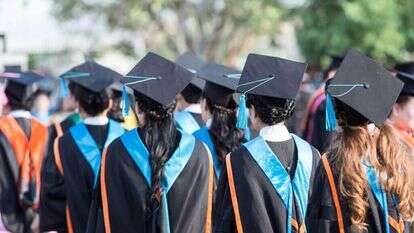 "כולנו נצטרך לתת את הדעת על השאלה מה נדרש ללמוד בעידן שאחרי הדפוס". סטודנטים בטקס קבלת תואר. | שאטרסטוק "כולנו נצטרך לתת את הדעת על השאלה מה נדרש ללמוד בעידן שאחרי הדפוס". סטודנטים בטקס קבלת תואר. | שאטרסטוק