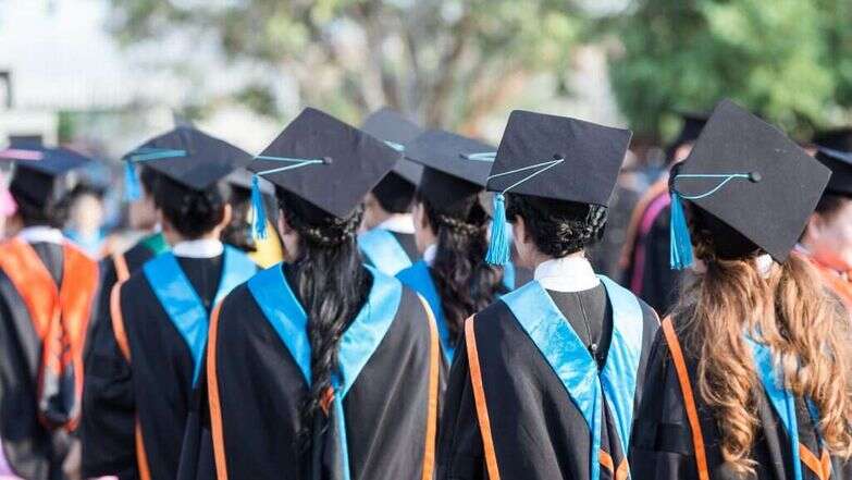 "כולנו נצטרך לתת את הדעת על השאלה מה נדרש ללמוד בעידן שאחרי הדפוס". סטודנטים בטקס קבלת תואר. | שאטרסטוק