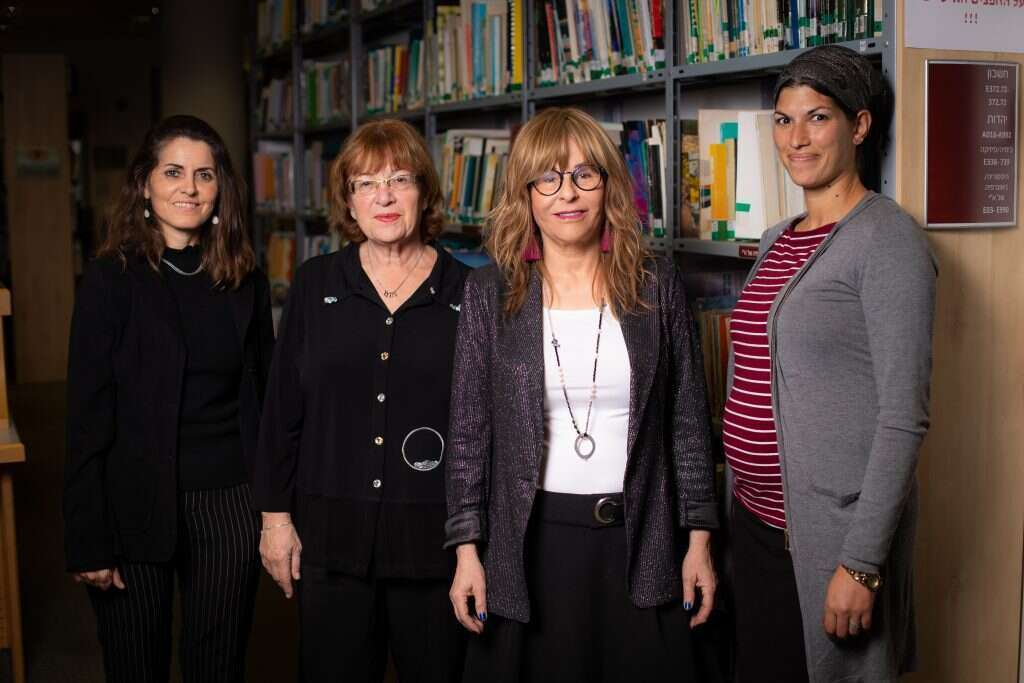 "התרומה העיקרית היא בהעצמת הדימוי העצמי". ליפשיץ וניסים (במרכז) עם צוות התוכנית. | אריק סולטן