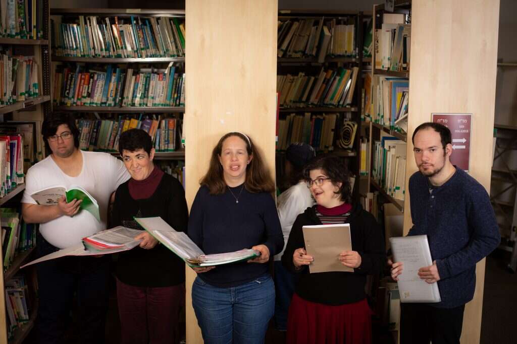 "אל תסתכלו עלינו ותסיקו מסקנות". טומי, רותי, ליאור, הניה ועודד. | אריק סולטן