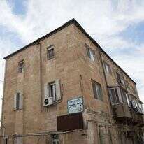 אחד מהבתים שבבעלות ההקדש, סמוך לגשר המיתרים בכניסה לירושלים. | נעם ריבקין פנטון - פלאש 90