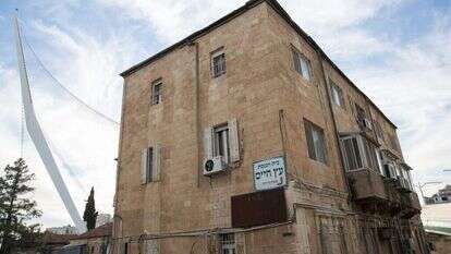 אחד מהבתים שבבעלות ההקדש, סמוך לגשר המיתרים בכניסה לירושלים. | נעם ריבקין פנטון - פלאש 90 אחד מהבתים שבבעלות ההקדש, סמוך לגשר המיתרים בכניסה לירושלים. | נעם ריבקין פנטון - פלאש 90